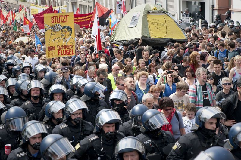 Διαδηλωτές του Blockupy «πολιορκούν» την έδρα της ΕΚΤ στη Φρανκφούρτη - Media