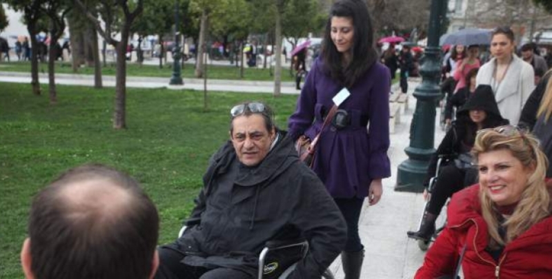 Ο Αντώνης Καφετζόπουλος με αναπηρικό αμαξίδιο στην πλατεία Συντάγματος! (Photos) - Media