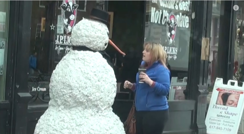 Ένας τρομακτικός... χιονάνθρωπος (Video) - Media