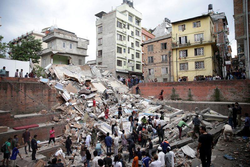 Ανθρωπιστική τραγωδία στο Νεπάλ- 2.000 νεκροί και χιλιάδες εγκλωβισμένοι στα συντρίμμια- Μάχη με το χρόνο δίνουν τα σωστικά συνεργεία (Photos) - Media