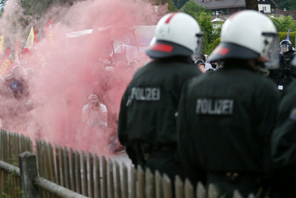 Άγριο ξύλο μεταξύ αστυνομίας και διαδηλωτών στη Βαυαρία ενόψει G7 (photo/video) - Media