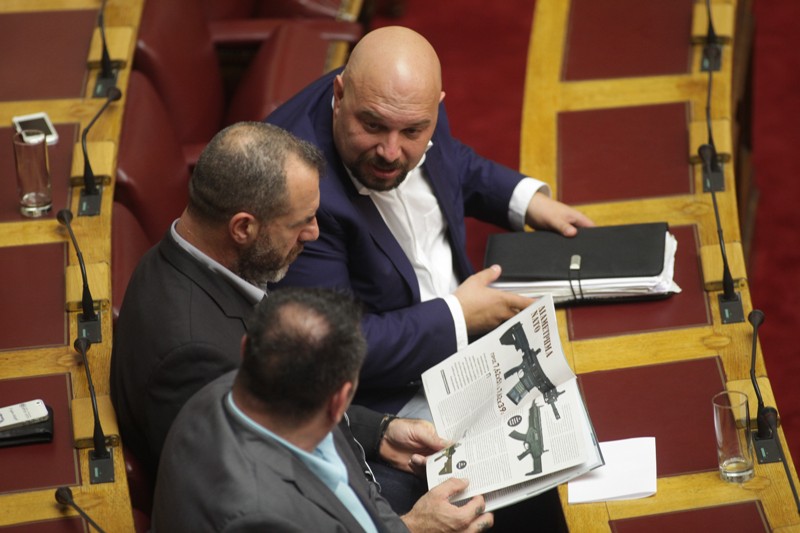 Οι Χρυσαυγίτες βουλευτές και το περιοδικό με… όπλα μέσα στη Βουλή (Photos) - Media