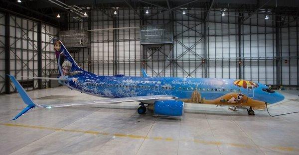 Το «παγωμένο» -στα χρώματα της Disney- αεροπλάνο σκορπάει διασκέδαση στους αιθέρες (Photos) - Media
