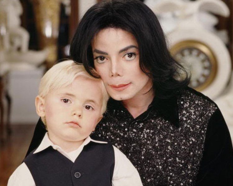 Ο γιος του Μάικλ Τζάκσον «ρίχνει» βόμβα: Μπορεί να μην είναι βιολογικό του παιδί (Photos) - Media