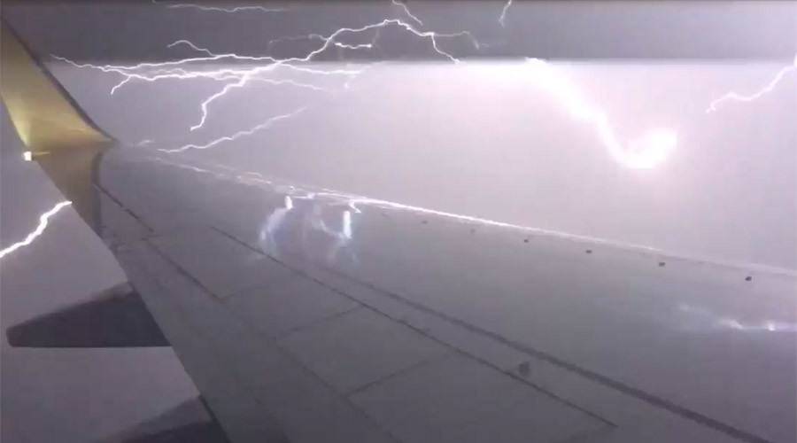Η τρομακτική και απόκοσμη στιγμή που κεραυνός «σκάει» δίπλα σε αεροπλάνο εν πτήσει (Video) - Media