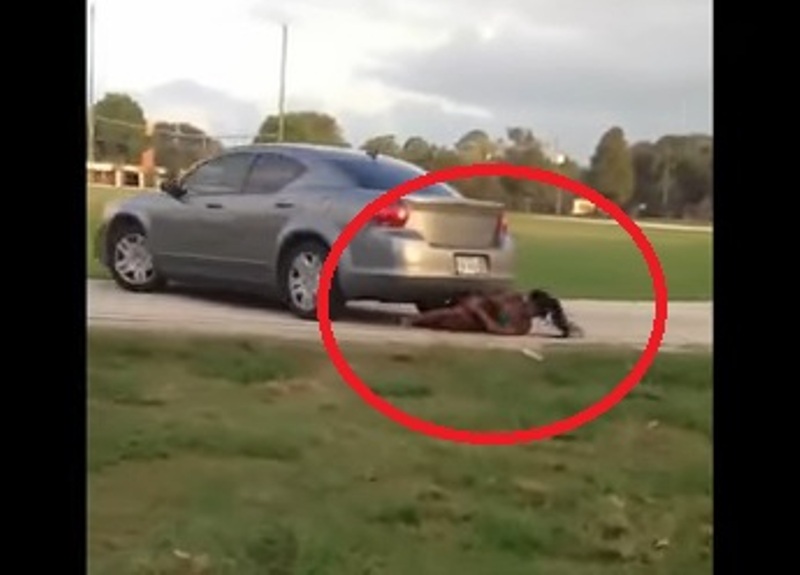 «Τρελό» αυτοκίνητο πέφτει επάνω σε έφηβους που εκείνη τη στιγμή μάλωναν μεταξύ τους στο δρόμο ( VIDEO) - Media