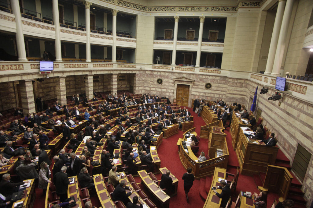 «Πόλεμος» στη Βουλή για το σποτάκι του ΣΥΡΙΖΑ και την τροπολογία για τις τηλεοπτικές άδειες - Media