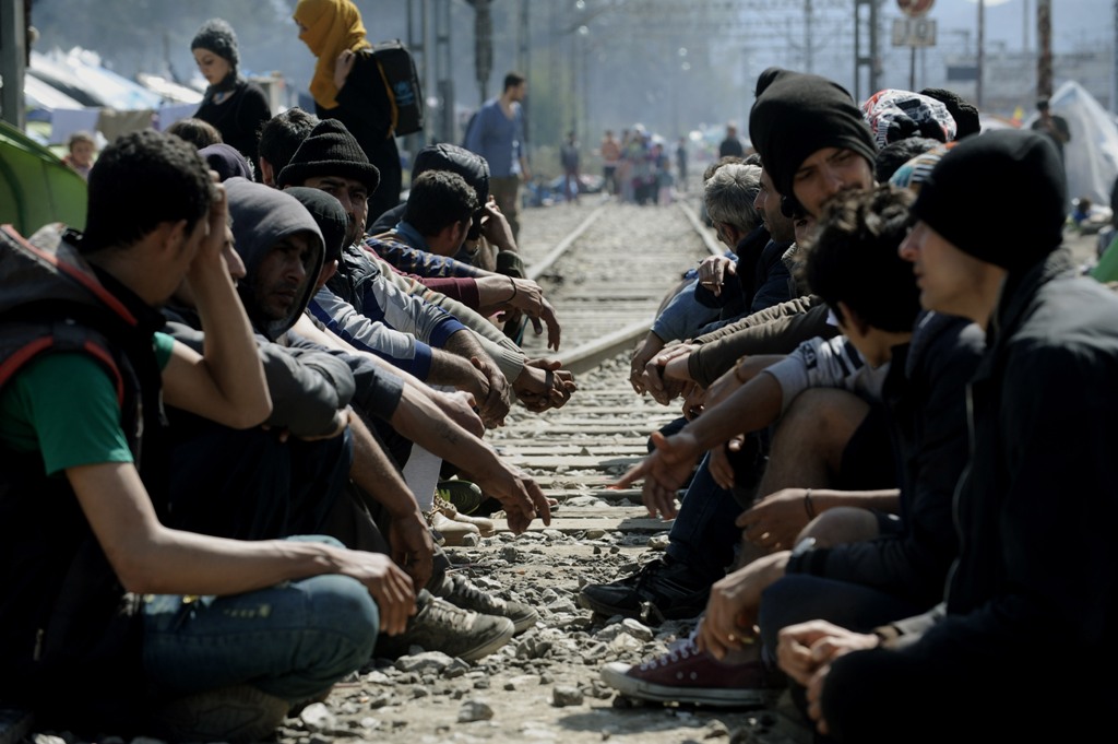 Ειδομένη: Παραμένουν οι πρόσφυγες στη σιδηροδρομική γραμμή - Media