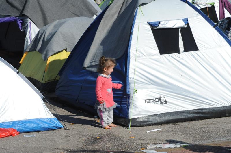 Προσπάθεια αποσυμφόρησης του Πειραιά - 51.393 πρόσφυγες στην Ελλάδα - Media