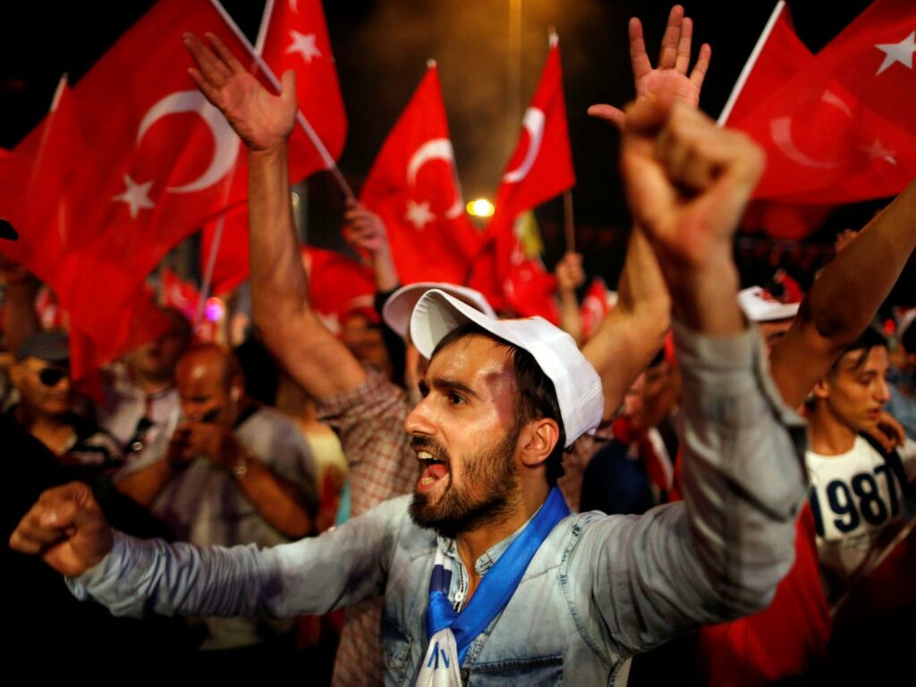 Ο φόβος κυριαρχεί στην Κωνσταντινούπολη - Το πραξικόπημα ανέδειξε το βαθύ κοινωνικό χάσμα - Media