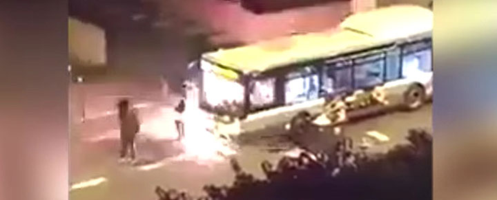 Παρίσι: Νεαροί πυρπολούν λεωφορείο εν κινήσει φωνάζοντας «Allahu Akbar» - Media