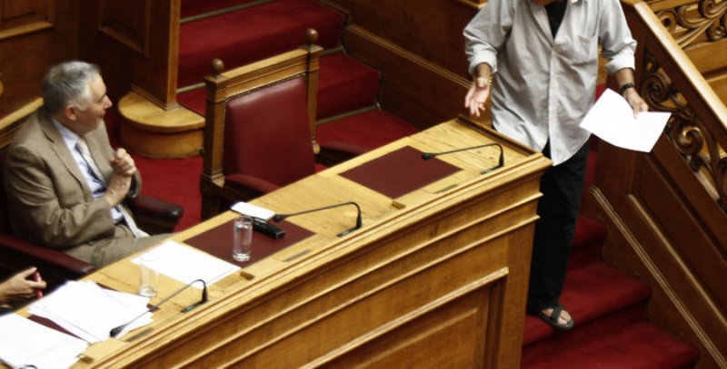 Βουλευτής πήγε στη Βουλή με… σανδάλια (Photos) - Media