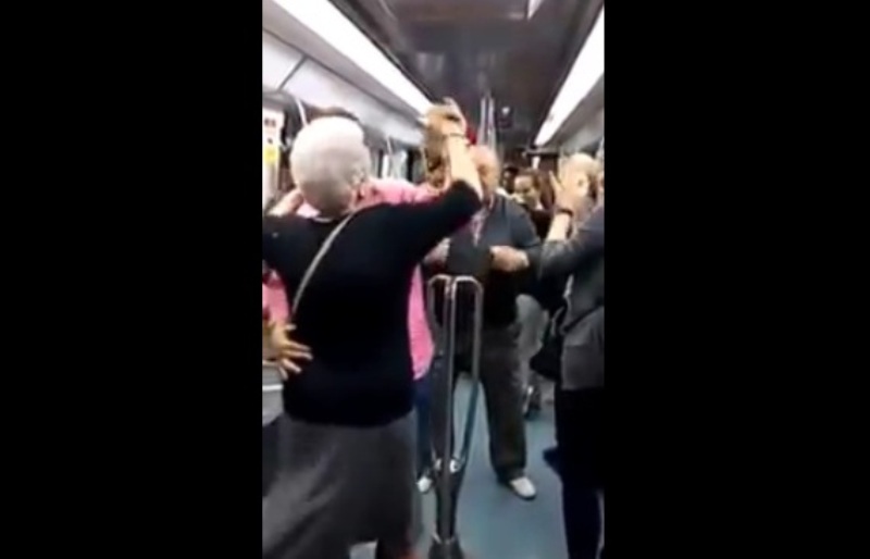 Ζευγάρι ηλικιωμένων χορεύει ακούγοντας ραπ στο μετρό της Βαρκελώνης (Video) - Media