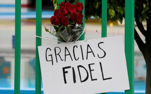 Ο Μανώλης Γλέζος αποχαιρετά τον Κάστρο: Gracias Fidel - Media