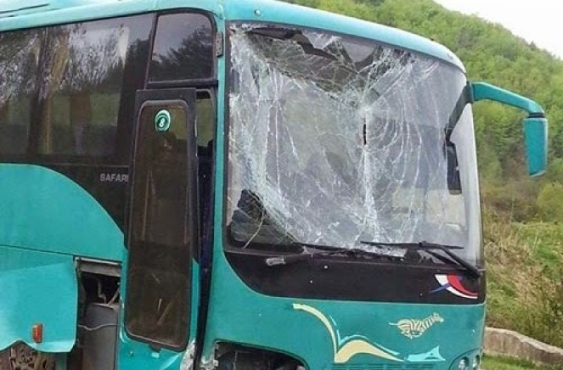Τέμπη: Σύγκρουση λεωφορείου με αυτοκίνητο - Τραυματίστηκε 40χρονος  - Media