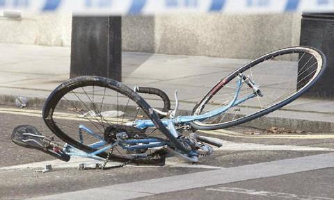 Απρόσεχτος υπουργός χτύπησε ποδηλάτη ανοίγοντας την πόρτα του αυτοκινήτου του - Media