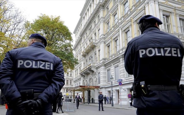 Η αυστριακή αστυνομία δίνει στις γυναίκες «συναγερμούς τσέπης» - Φοβάται κύμα βιασμών την Πρωτοχρονιά - Media