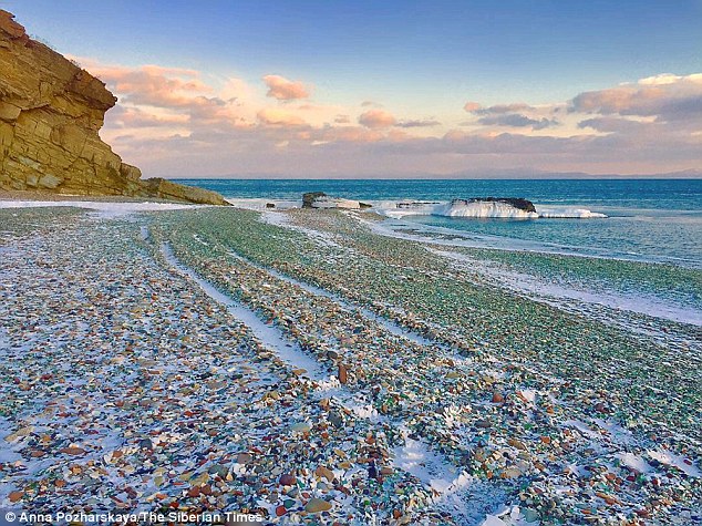 Η παραλία των «πολύτιμων λίθων»-Από χωματερή έγινε πολύχρωμο τοπίο (Photos) - Media