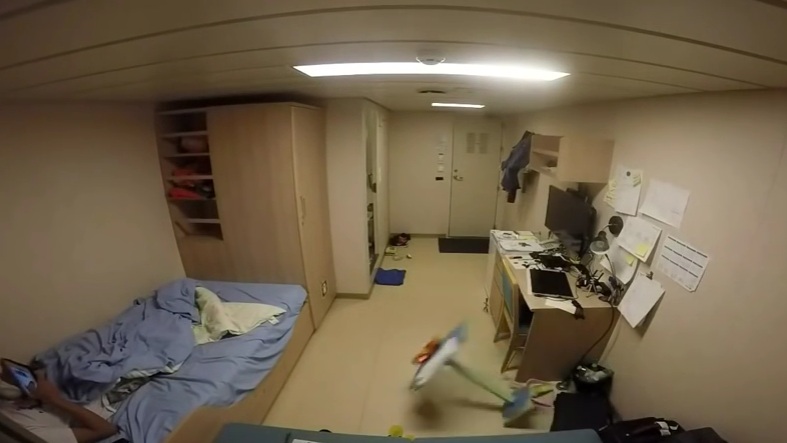Πώς είναι μέσα σε μια καμπίνα πλοίου την ώρα της τρικυμίας (Video) - Media