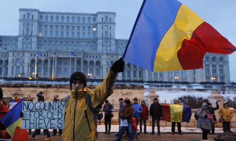 Νίκη των διαδηλωτών στη Ρουμανία: Η κυβέρνηση απέσυρε το διάταγμα που «χαλάρωνε» τη νομοθεσία κατά της διαφθοράς - Media