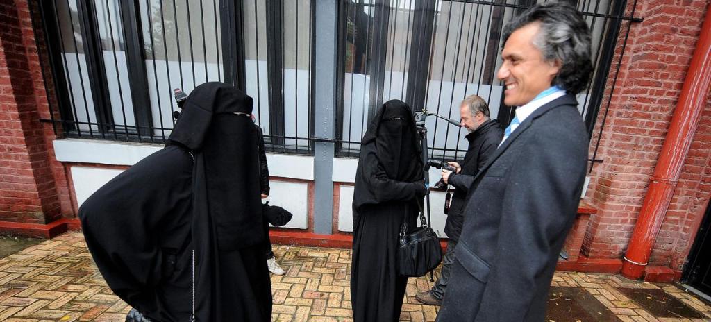 Συνελήφθησαν 10 γυναίκες που σχεδίαζαν να κάνουν μπάνιο φορώντας μπουρκίνι - Media