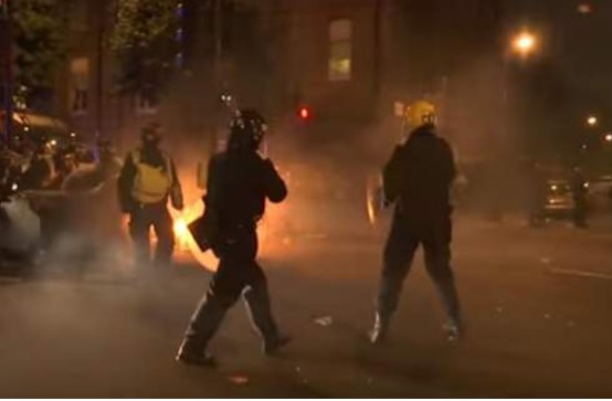 Άγρια νύχτα στο Λονδίνο: Φωτιές και συλλήψεις με αφορμή το θάνατο ενός 20χρονου (Videos) - Media