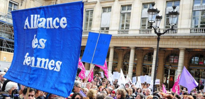 Εκατοντάδες γυναίκες και άνδρες στους δρόμους της Γαλλίας κατά της σεξουαλικής παρενόχλησης - Media
