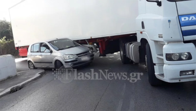 Σοκαριστικό τροχαίο: Aυτοκίνητο καρφώθηκε κάτω από νταλίκα (Photos) - Media