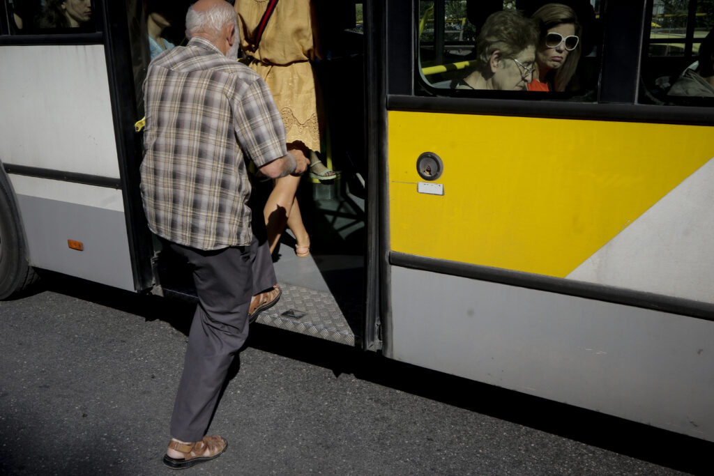 «Δεν έχετε εισιτήριο, θα σας κόψουμε το λεωφορείο»: Καταγγελία για απαράδεκτη συμπεριφορά ελεγκτή του ΟΑΣΑ - Media