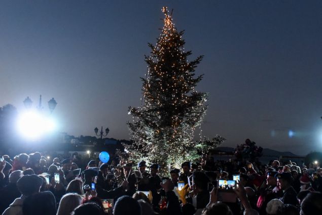 Το Χριστουγεννιάτικο δέντρο αστράφτει στο πυρόπληκτο Μάτι (Photos) - Media