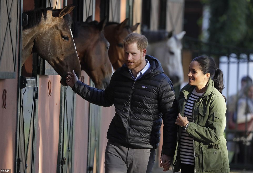 Χέρι-χέρι το πριγκιπικό ζεύγος Χάρι-Μέγκαν: «Μου λείπουν τα άλογά μου» (Photos) - Media