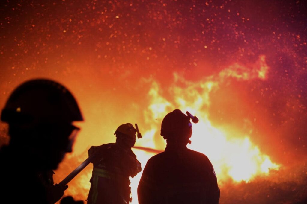 Πυρκαγιές στη νότια Γαλλία: Απομακρύνθηκαν πάνω από 2.500 παραθεριστές - Media