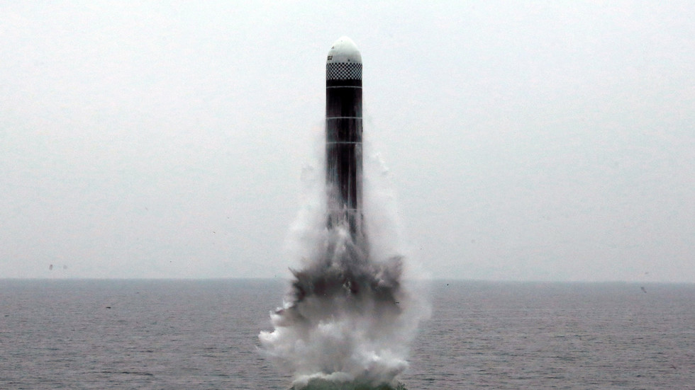 Ο Κιμ απειλεί: Η Βόρεια Κορέα εκτόξευσε πύραυλο από υποβρύχιο (Photos) - Media