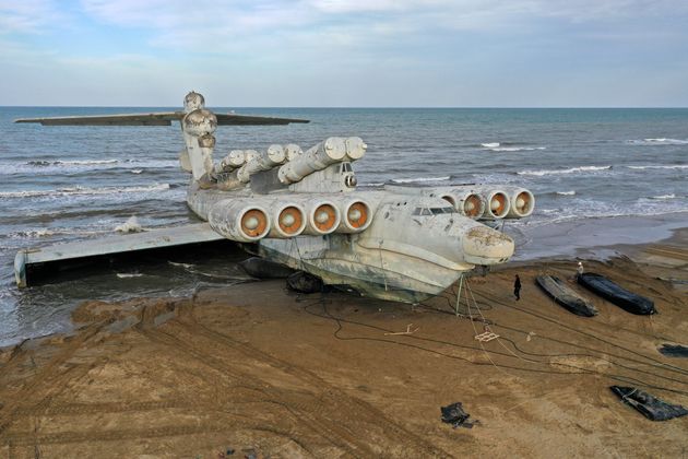 To «τέρας της Κασπίας»: «Ψυχροπολεμικό» εκρανοπλάνο ξεβράστηκε σε ακτή του Νταγκεστάν (photos/video) - Media