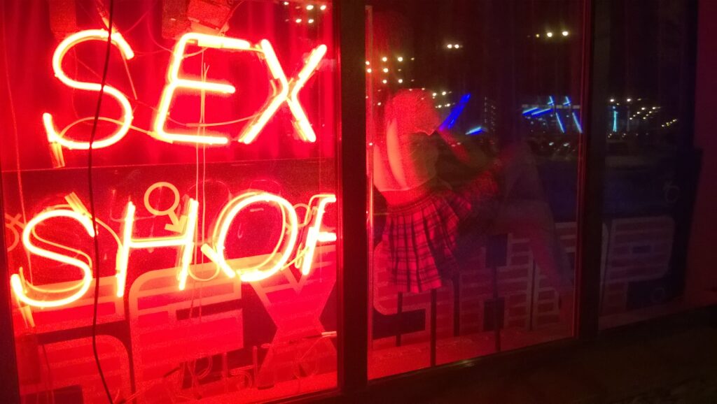 Θεσσαλονίκη: Στα ύψη οι πωλήσεις των sex shop κατά τη διάρκεια της καραντίνας - «Πωλούνται τα πάντα».  - Media