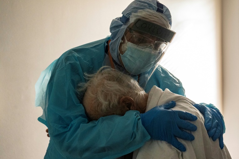 Κορωνοϊός-ΗΠΑ: Σύμβολο της απελπισίας η φωτογραφία γιατρού που αγκαλιάζει ηλικιωμένο ασθενή - Media