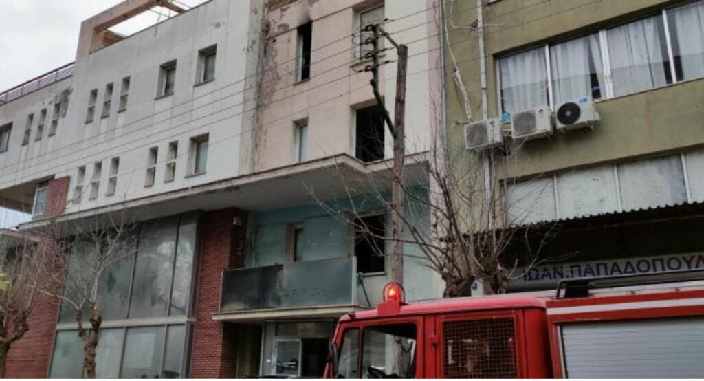 Θεσσαλονίκη: Τρεις νεκροί από αναθυμιάσεις σε εγκαταλελειμμένο κτίριο μετά από φωτιά (Photos) - Media