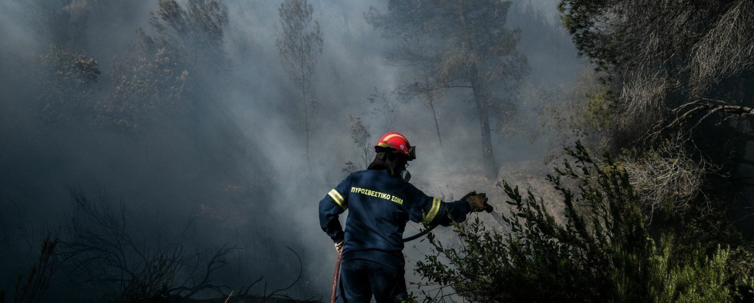 Φωτιά στη Βαρυμπόμπη: Συναγερμός για αναζωπυρώσεις ...