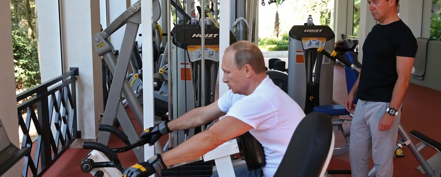 Дмитрий Медведев и Путин в спортзале