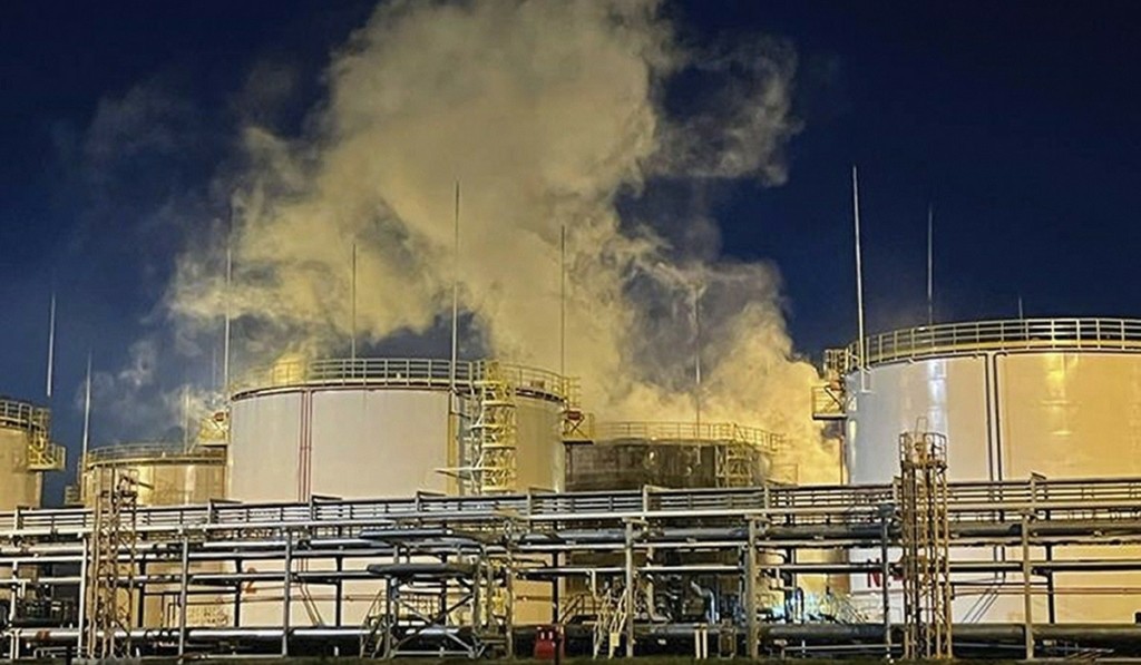 russia_ukraine_oil-refinery_0505_new