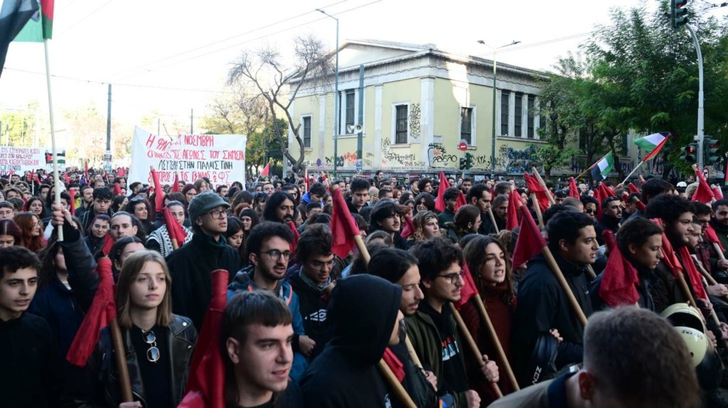 Σε εξέλιξη η πορεία.